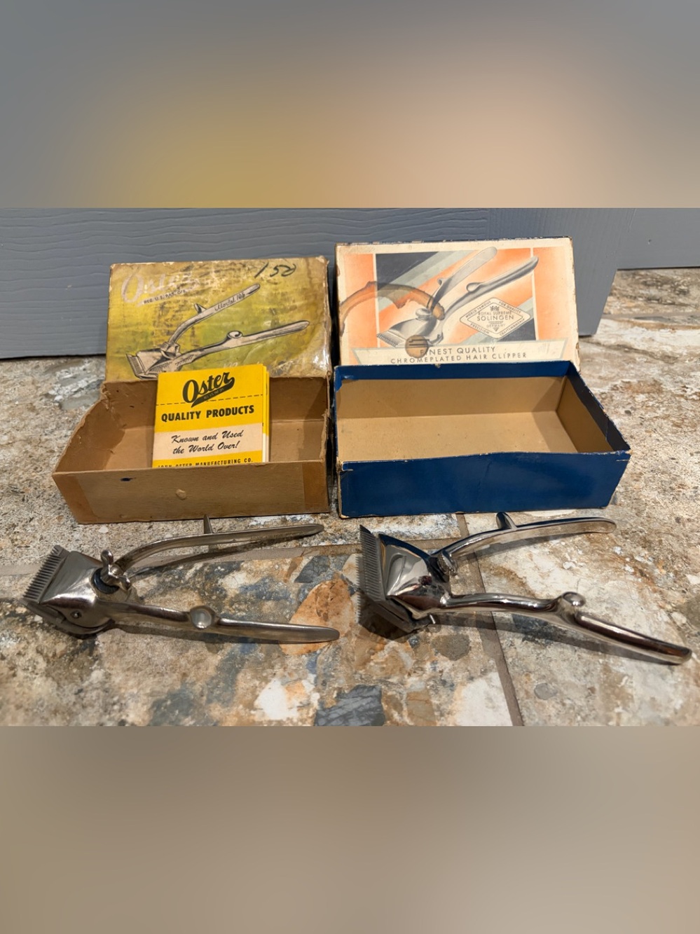 Hand-operated set of vintage hair clippers with polished chrome finish - EUC